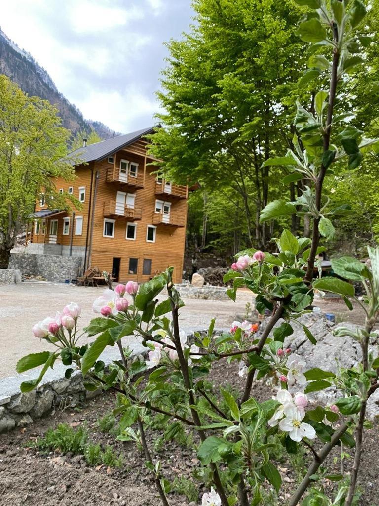 Adenisi Guesthouse Tropoje Exterior foto